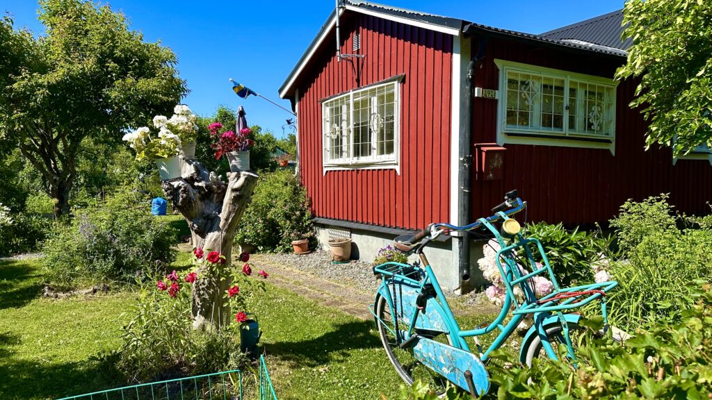 stuga och cykel